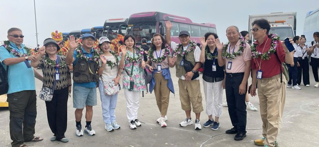 Du khách Nhật Bản hào hứng khi đến Quảng Ninh. Du khách Nhật Bản hào hứng khi đến Quảng Ninh.