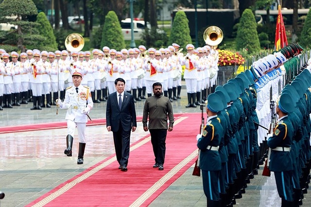 Hai nhà Lãnh đạo duyệt Đội danh dự Quân đội Nhân dân Việt Nam. Hai nhà Lãnh đạo duyệt Đội danh dự Quân đội Nhân dân Việt Nam.
