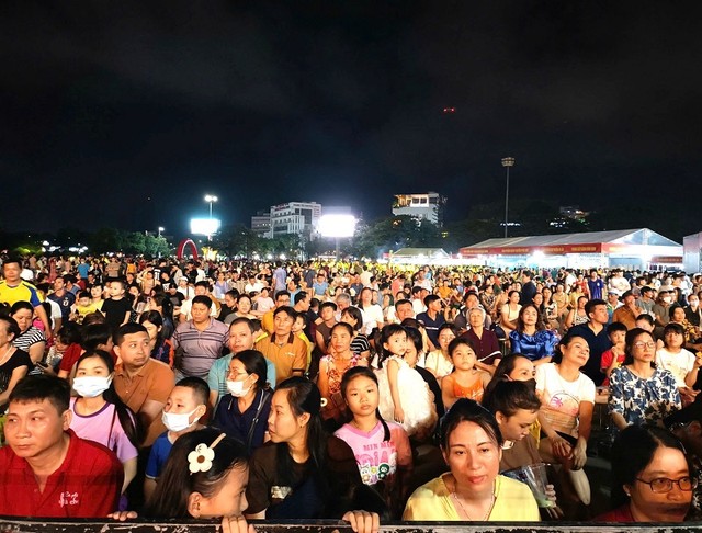 Đêm khai mạc Lễ hội Văn hóa Ẩm thực Bình Định lần thứ II năm 2025 thu hút đông đảo người dân và du khách. Đêm khai mạc Lễ hội Văn hóa Ẩm thực Bình Định lần thứ II năm 2025 thu hút đông đảo người dân và du khách.