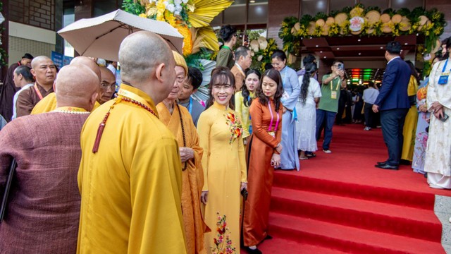 Bà Nguyễn Thị Phương Thảo cùng Đức Pháp chủ Giáo hội Phật giáo Việt Nam - Đại lão Hòa thượng Thích Trí Quảng Bà Nguyễn Thị Phương Thảo cùng Đức Pháp chủ Giáo hội Phật giáo Việt Nam - Đại lão Hòa thượng Thích Trí Quảng