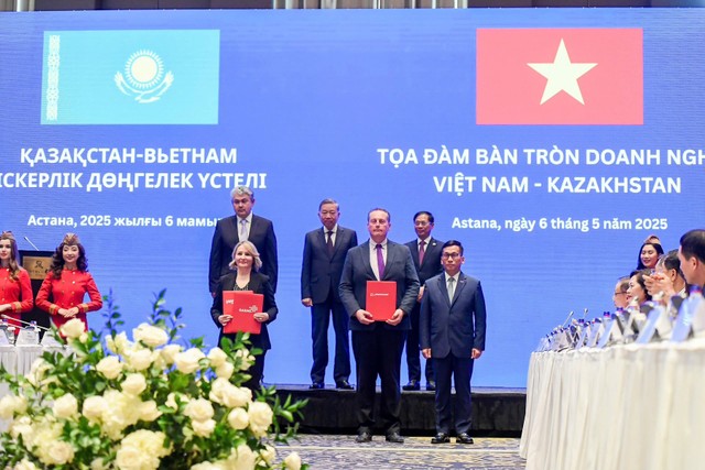 Tổng giám đốc Vietjet Đinh Việt Phương, Chủ tịch Qazaq Air Andrew Cowen và bà Aysem Sargin, Giám đốc điều hành Boeing khu vực Thổ Nhĩ Kỳ và Trung Á, trao Thỏa thuận khung về hỗ trợ kỹ thuật cho đội tàu bay Boeing 737 trong tương lai