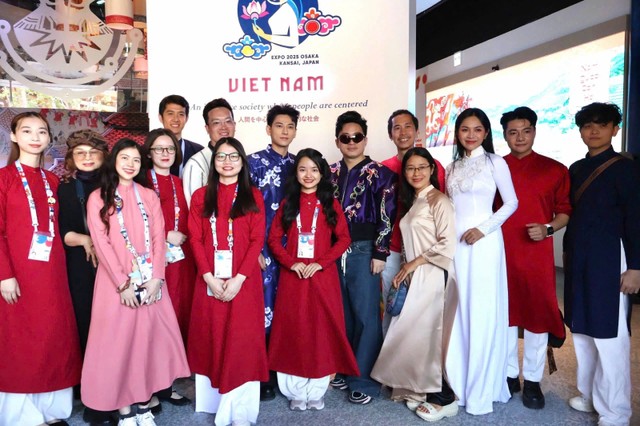 Các ca sĩ Tùng Dương, Isaac và Duyên Quỳnh thăm Nhà Triển lãm Việt Nam. Các ca sĩ Tùng Dương, Isaac và Duyên Quỳnh thăm Nhà Triển lãm Việt Nam.