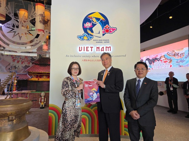 Thống đốc tỉnh Nagano, ông Shuichi Abe, ông Ngô Trịnh Hà, Tổng Lãnh sự Việt Nam tại Osaka thăm Nhà Triển lãm Việt Nam. Thống đốc tỉnh Nagano, ông Shuichi Abe, ông Ngô Trịnh Hà, Tổng Lãnh sự Việt Nam tại Osaka thăm Nhà Triển lãm Việt Nam.