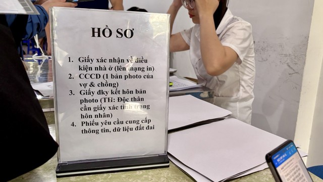 Đây là các giấy tờ cần có khi nộp hồ sơ xác nhận điều kiện nhà ở. Trong đó, phiếu yêu cầu cung cấp thông tin, dữ liệu đất đai sẽ được bán cùng bìa hồ sơ tại Văn phòng với giá 10.000 đồng/bộ.