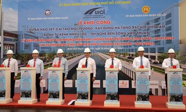 Các đại biểu thực hiện nghi thức khởi công Dự án cải tạo môi trường rạch Xuyên Tâm - Ảnh: Lê Minh Các đại biểu thực hiện nghi thức khởi công Dự án cải tạo môi trường rạch Xuyên Tâm - Ảnh: Lê Minh