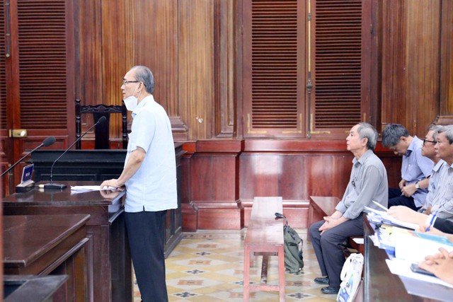 Các bị cáo liên quan đến vụ án tại toà.