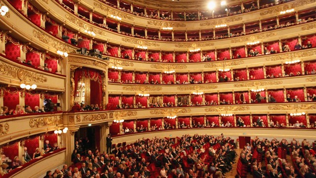 Một buổi biểu diễn nghệ thuật đỉnh cao tại Nhà hát Opera La Scala - Biểu tượng nghệ thuật và lịch sử ở Milan, Italia Một buổi biểu diễn nghệ thuật đỉnh cao tại Nhà hát Opera La Scala - Biểu tượng nghệ thuật và lịch sử ở Milan, Italia