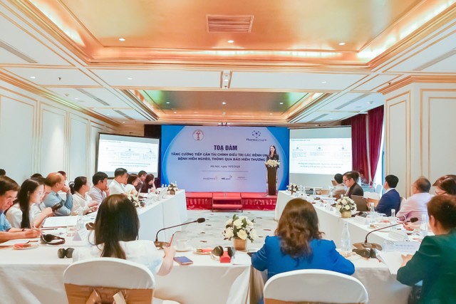 Bà Nguyễn Thùy Linh giới thiệu về sáng kiến bảo hiểm hỗ trợ kinh phí điều trị cho bệnh nhân ung thư Bà Nguyễn Thùy Linh giới thiệu về sáng kiến bảo hiểm hỗ trợ kinh phí điều trị cho bệnh nhân ung thư