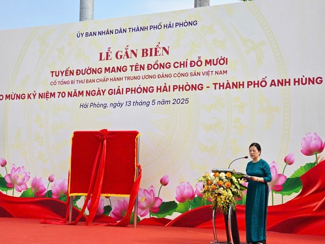 Bà Nguyễn Thị Thanh Thủy, con của cố Tổng Bí thư Đỗ Mười xúc động chia sẻ tại lễ gắn biển. Ảnh: Thanh Sơn Bà Nguyễn Thị Thanh Thủy, con của cố Tổng Bí thư Đỗ Mười xúc động chia sẻ tại lễ gắn biển. Ảnh: Thanh Sơn