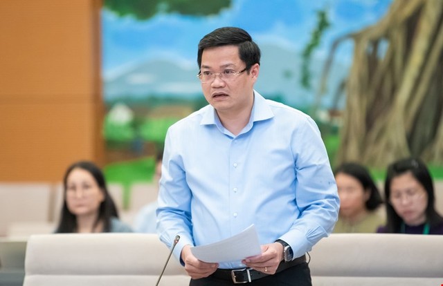 Thứ trưởng Bộ Tài chính Nguyễn Đức Tâm báo cáo tại phiên họp. Thứ trưởng Bộ Tài chính Nguyễn Đức Tâm báo cáo tại phiên họp.