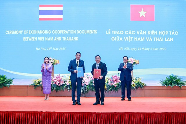 Hai Thủ tướng chứng kiến Lễ trao 8 văn kiện hợp tác giữa hai nước. Ảnh: Đức Thanh