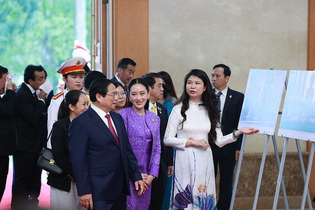 Hai Thủ tướng tham quan trưng bày ảnh về đất nước, con người và quan hệ tốt đẹp Việt Nam - Thái Lan. Hai Thủ tướng tham quan trưng bày ảnh về đất nước, con người và quan hệ tốt đẹp Việt Nam - Thái Lan.