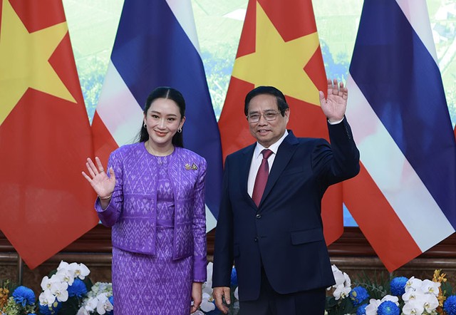 Thủ tướng Phạm Minh Chính và Thủ tướng Thái Lan Paetongtarn Shinawatra chụp ảnh chung trước khi chủ trì kỳ họp Nội các chung. Thủ tướng Phạm Minh Chính và Thủ tướng Thái Lan Paetongtarn Shinawatra chụp ảnh chung trước khi chủ trì kỳ họp Nội các chung.