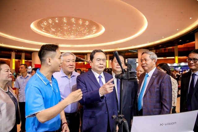 Chủ tịch Quốc hội Trần Thanh Mẫn tại Triển lãm Kinh tế tư nhân toàn quốc tổ chức tại Tòa nhà Quốc hội – sự kiện quan trọng bên lề Hội nghị toàn quốc triển khai Nghị quyết số 66-NQ/TW và Nghị quyết số 68-NQ/TW.