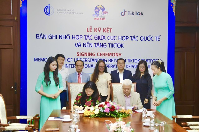 Bản ghi nhớ hợp tác giữa Cục Hợp tác quốc tế và nền tảng TikTok là một cột mốc quan trọng, mở ra một chương mới trong hợp tác giữa hai bên trong quảng bá văn hóa, thể thao và du lịch Việt Nam trên nền tảng số. Bản ghi nhớ hợp tác giữa Cục Hợp tác quốc tế và nền tảng TikTok là một cột mốc quan trọng, mở ra một chương mới trong hợp tác giữa hai bên trong quảng bá văn hóa, thể thao và du lịch Việt Nam trên nền tảng số.