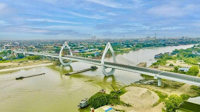 Cầu Thiên Trường giúp kết nối thuận lợi khu vực trung tâm thành phố Nam Định với các địa bàn phía Nam của tỉnh. Cầu Thiên Trường giúp kết nối thuận lợi khu vực trung tâm thành phố Nam Định với các địa bàn phía Nam của tỉnh.
