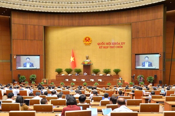 Bộ trưởng Bộ Tài chính Nguyễn Văn Thắng trình bày tờ trình về việc chuyển tiếp áp dụng một số cơ chế, chính sách đặc thù đã được Quốc hội cho phép thực hiện tại một số địa phương sau khi thực hiện sắp xếp bộ máy, mở rộng địa giới hành chính