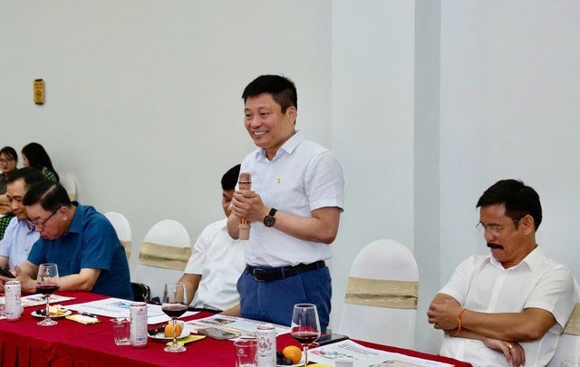 Chủ tịch HĐQT, Tổng giám đốc Công ty cổ phần Sản xuất hàng thể thao Tân Đệ Nguyễn Tiến Phương phát biểu tại buổi làm việc