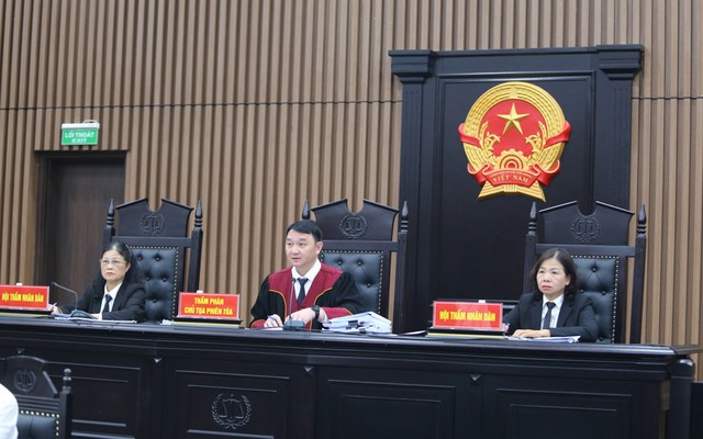 Hội đồng xét xử sơ thẩm vụ khai thác, tiêu thụ trái phép đất hiếm tại Công ty Thái Dương.