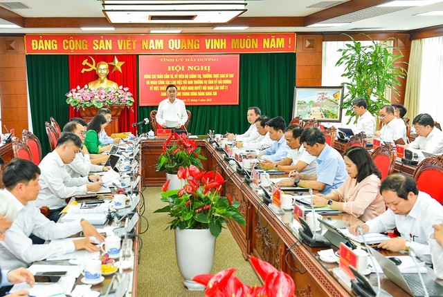 Thường trực Ban Bí thư Trần Cẩm Tú và đoàn công tác làm việc với Ban thường vụ Tỉnh uỷ Hải Dương về việc triển khai thực hiện Nghị quyết Hội nghị lần thứ 11 Ban Chấp hành Trung ương Đảng khoá XIII. Ảnh: Thành Chung