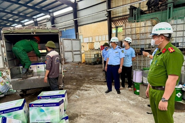 Lực lượng chức năng của Hải Dương vừa phát hiện, tiêu hủy hàng trăm gói phụ gia thực phẩm không rõ nguồn gốc, xuất xứ được tịch thu tại một hộ kinh doanh ở TP Chí Linh. Ảnh: Chi cục Quản lý thị trường tỉnh Hải Dương.