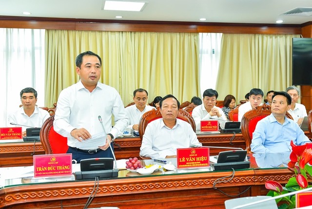 Ông Trần Đức Thắng, Bí thư Tỉnh uỷ Hải Dương kiến nghị một số khó khăn, vướng mắc mà tỉnh Hải Dương gặp phải trong quá trình triển khai thực hiện Nghị quyết Hội nghị lần thứ 11 Ban Chấp hành Trung ương Đảng khoá XIII. Ảnh: Thành Chung