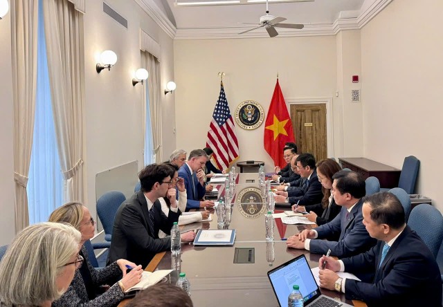 Việt Nam và Mỹ đã đạt tiến bộ tích cực liên quan đến các nhóm vấn đề về kinh tế, thương mại. Việt Nam và Mỹ đã đạt tiến bộ tích cực liên quan đến các nhóm vấn đề về kinh tế, thương mại.