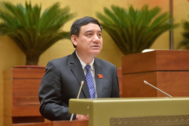 Chủ nhiệm Ủy ban Văn hóa và Xã hội Quốc hội Nguyễn Đắc Vinh trình bày báo cáo thẩm tra.