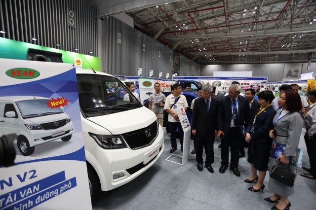 Các đại biểu tham quan gian hàng tại Autotech &amp; Accessories 2025.