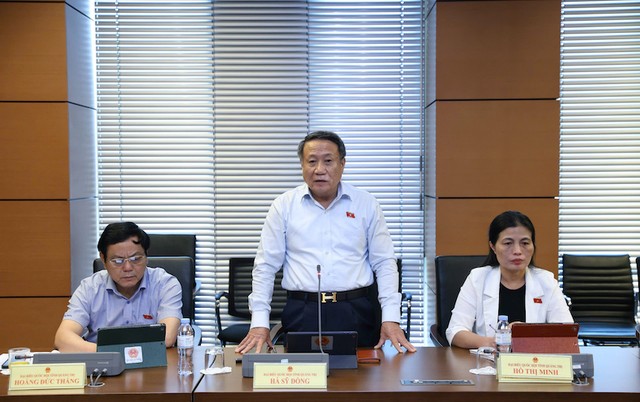 Đại biểu Hà Sỹ Đồng phát biểu tại tổ . Đại biểu Hà Sỹ Đồng phát biểu tại tổ .