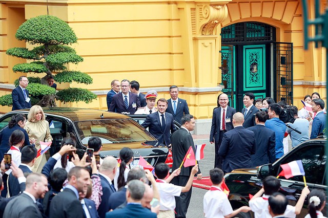 Đoàn xe hộ tống đưa Tổng thống Emmanuel Macron và Phu nhân tiến vào Phủ Chủ tịch, Chủ tịch nước Lương Cường và Phu nhân có mặt tại thảm đỏ nồng nhiệt chào đón Tổng thống Emmanuel Macron dẫn đầu Đoàn cấp cao Cộng hòa Pháp thăm cấp Nhà nước đến Việt Nam.