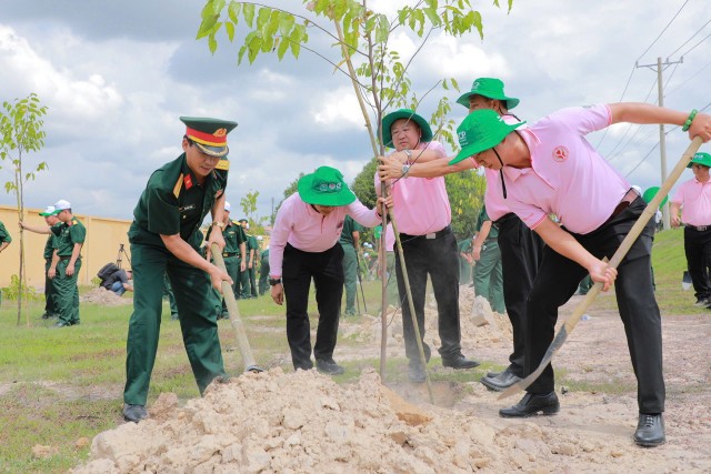 Đại diện C.P. Việt Nam trồng cây cùng cán bộ, chiến sĩ Lữ đoàn 22 – Binh chủng Tăng Thiết giáp (TP. Biên Hòa) Đại diện C.P. Việt Nam trồng cây cùng cán bộ, chiến sĩ Lữ đoàn 22 – Binh chủng Tăng Thiết giáp (TP. Biên Hòa)