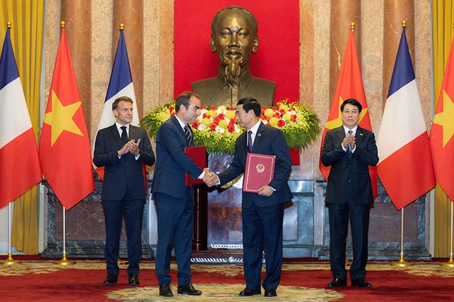 Lễ ký Ý định thư giữa Bộ Quốc phòng Việt Nam và Bộ Quân đội Pháp về tăng cường hợp tác trong lĩnh vực trang bị quốc phòng; Lễ ký Ý định thư giữa Bộ Quốc phòng Việt Nam và Bộ Quân đội Pháp về tăng cường hợp tác trong lĩnh vực trang bị quốc phòng;