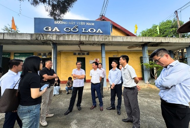 Đoàn khảo sát ga Cổ Loa, huyện Đông Anh, Hà Nội.
