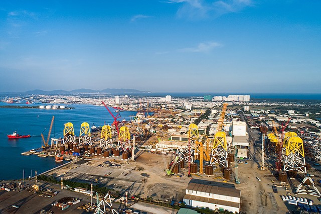 Hoà Phát vừa ký thoả thuận hợp tác chiến lược toàn diện với Petrovietnam. Ảnh: cảng dịch vụ chế tạo chân đế cột điện gió ngoài khơi của Petrovietnam tại Bà Rịa - Vũng Tàu. Hoà Phát vừa ký thoả thuận hợp tác chiến lược toàn diện với Petrovietnam. Ảnh: cảng dịch vụ chế tạo chân đế cột điện gió ngoài khơi của Petrovietnam tại Bà Rịa - Vũng Tàu.