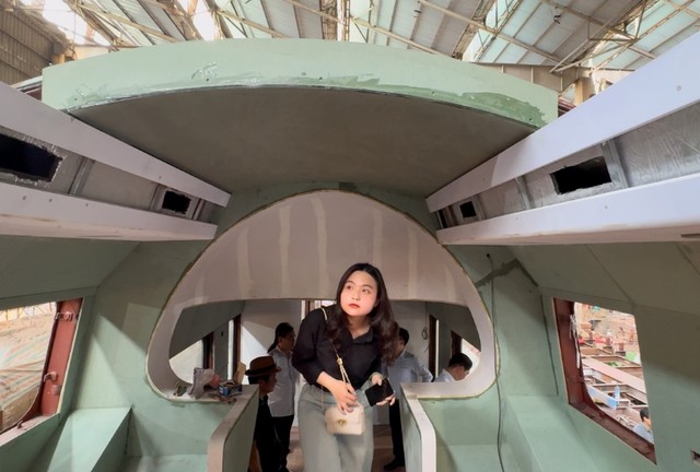 Các toa tàu hai tầng đang được hoàn thiện tại Nhà máy xe lửa Gia Lâm.