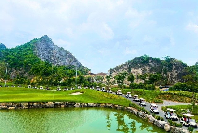 Đoàn đại biểu tham quan sân golf Legend Valley Country, cùng tổ hợp khách sạn 5 sao Legend Valley Hotel.