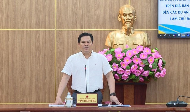 Ông Trần Phước Hiền, Phó chủ tịch UBND tỉnh Quảng Ngãi chỉ đạo tại buổi làm việc với Công ty cổ phần Thép Hoà Phát Dung Quất.