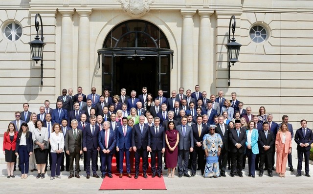 Bộ trưởng Bộ Tài chính Nguyễn Văn Thắng (đứng thứ 4, hàng 2, bên trái) tham dự Hội nghị Hội đồng Bộ trưởng OECD 2025. (Ảnh: Vũ Duy)