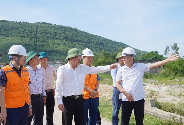 Phó chủ tịch UBND tỉnh Quảng Bình Phan Phong Phú (thứ 4, trái ảnh) kiểm tra khu vực GPMB Trung tâm Điện lực Quảng Trạch Phó chủ tịch UBND tỉnh Quảng Bình Phan Phong Phú (thứ 4, trái ảnh) kiểm tra khu vực GPMB Trung tâm Điện lực Quảng Trạch