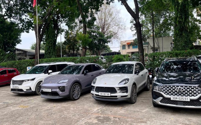 Hàng loạt xe sang của băng nhóm lừa đảo bị thu giữ Hàng loạt xe sang của băng nhóm lừa đảo bị thu giữ