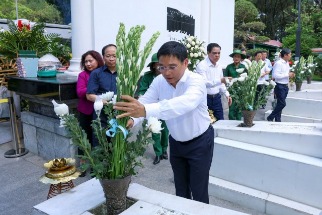 Bộ trưởng và Đoàn đã dâng hương, dâng hoa tại Khu mộ 10 nữ Anh hùng liệt sĩ thanh niên xung phong đã anh dũng hy sinh tại Ngã ba Đồng Lộc. Bộ trưởng và Đoàn đã dâng hương, dâng hoa tại Khu mộ 10 nữ Anh hùng liệt sĩ thanh niên xung phong đã anh dũng hy sinh tại Ngã ba Đồng Lộc.