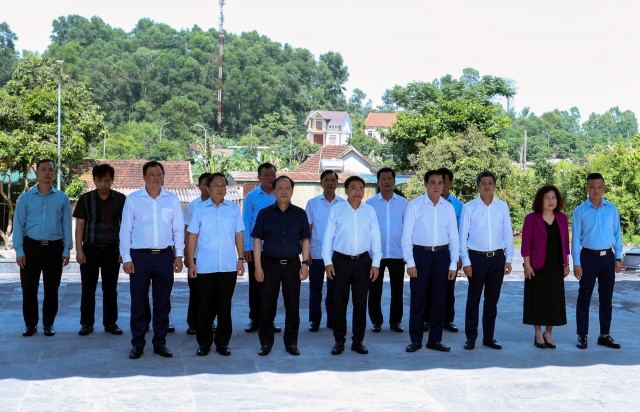 Bộ trưởng Bộ Tài chính Nguyễn Văn Thắng và lãnh đạo tỉnh Hà Tĩnh tại Đài tưởng niệm các Anh hùng liệt sĩ ngành Giao thông vận tải hy sinh trong cuộc kháng chiến chống Mỹ cứu nước tại Hà Tĩnh. Bộ trưởng Bộ Tài chính Nguyễn Văn Thắng và lãnh đạo tỉnh Hà Tĩnh tại Đài tưởng niệm các Anh hùng liệt sĩ ngành Giao thông vận tải hy sinh trong cuộc kháng chiến chống Mỹ cứu nước tại Hà Tĩnh.