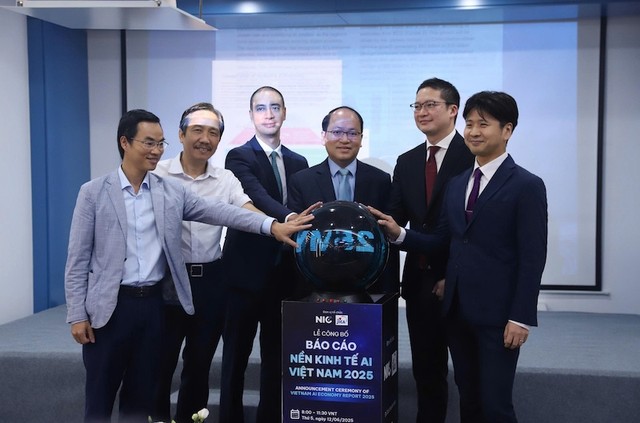 Các đại biểu thực hiện nghi thức công bố Báo cáo Nền kinh tế AI Việt Nam 2025.