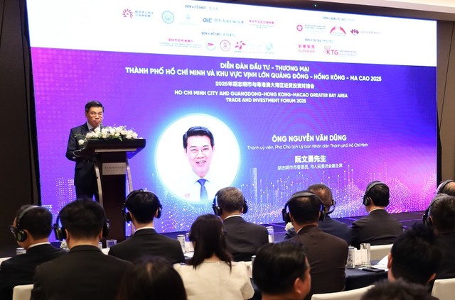 Phó chủ tịch UBND TP.HCM Nguyễn Văn Dũng phát biểu tại Diễn đàn Phó chủ tịch UBND TP.HCM Nguyễn Văn Dũng phát biểu tại Diễn đàn