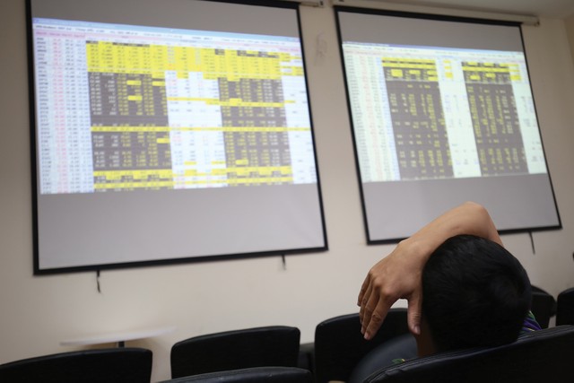 Khi phần lớn các quyết định của nhà đầu tư dựa trên cảm xúc, thị trường chứng khoán biến động thất thường, tiềm ẩn rủi ro lớn