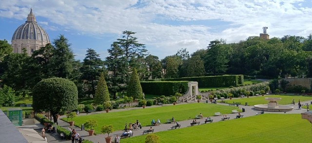 Một khoảng xanh yên bình tại Vatican.