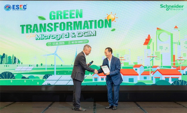 Ông Đồng Mai Lâm, Tổng giám đốc Schneider Electric Việt Nam và Campuchia trao chứng chỉ EcoXpert DCIM cho lãnh đạo ESEC