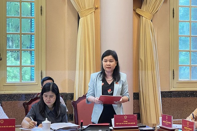 Bà Nguyễn Phương Thủy, Phó chủ nhiệm Ủy ban Pháp luật và Tư pháp Quốc hội giới thiệu nội dung cơ bản Nghị quyết sửa đổi, bổ sung một số điều của Hiến pháp nước CHXHCN Việt Nam. Bà Nguyễn Phương Thủy, Phó chủ nhiệm Ủy ban Pháp luật và Tư pháp Quốc hội giới thiệu nội dung cơ bản Nghị quyết sửa đổi, bổ sung một số điều của Hiến pháp nước CHXHCN Việt Nam.