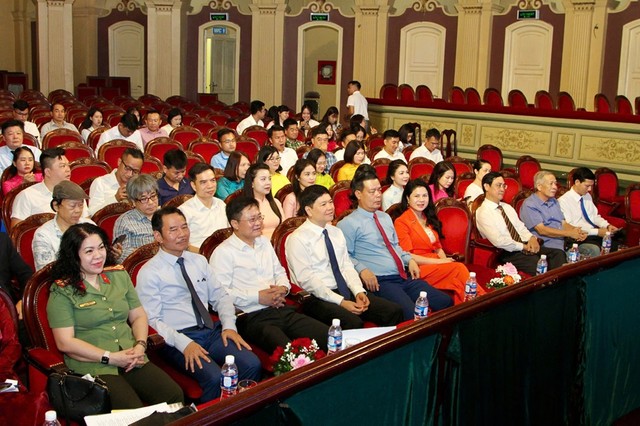 Các đại biểu cùng đại diện các tác giả, nhóm tác giả đoạt giải.